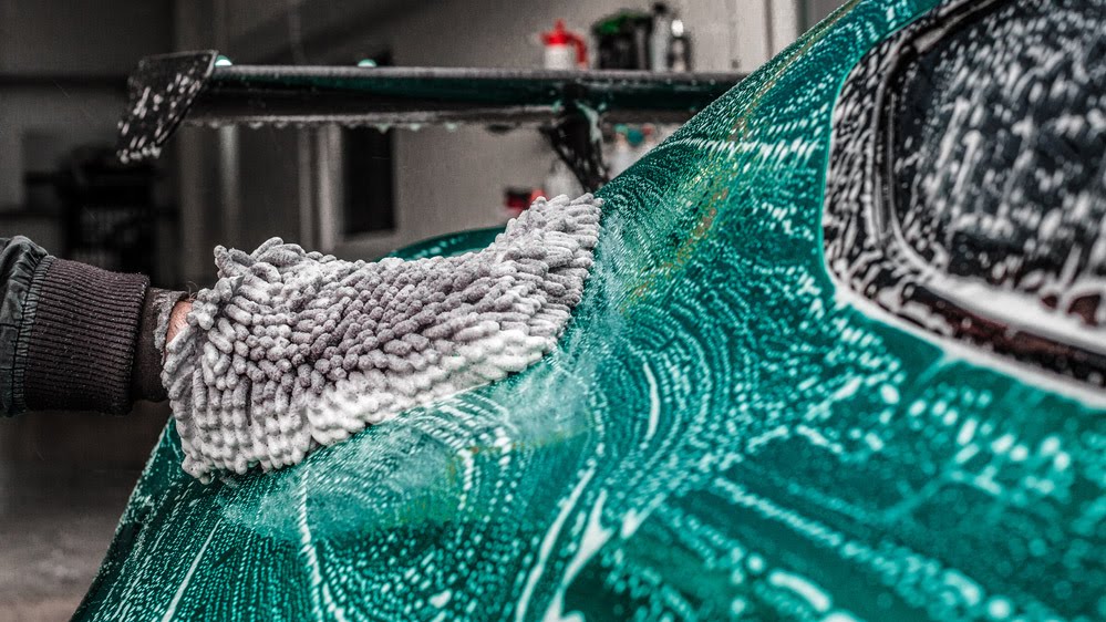Noodle Microfibre Wash Mitt on car